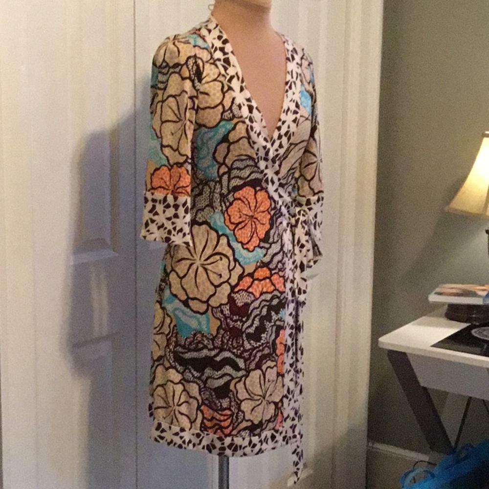 Diane Von Furstenberg wrap dress size small - Picture 2 of 3